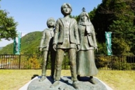 [日田市] 关于大山水坝下游广场"进攻的巨人埃伦·MIKASA·阿尔弥的少年时代的铜像"